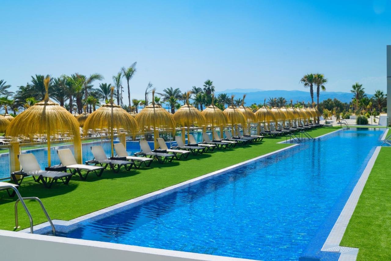Cabogata Beach Hotel ريتامار المظهر الخارجي الصورة The swimming pool at the hotel