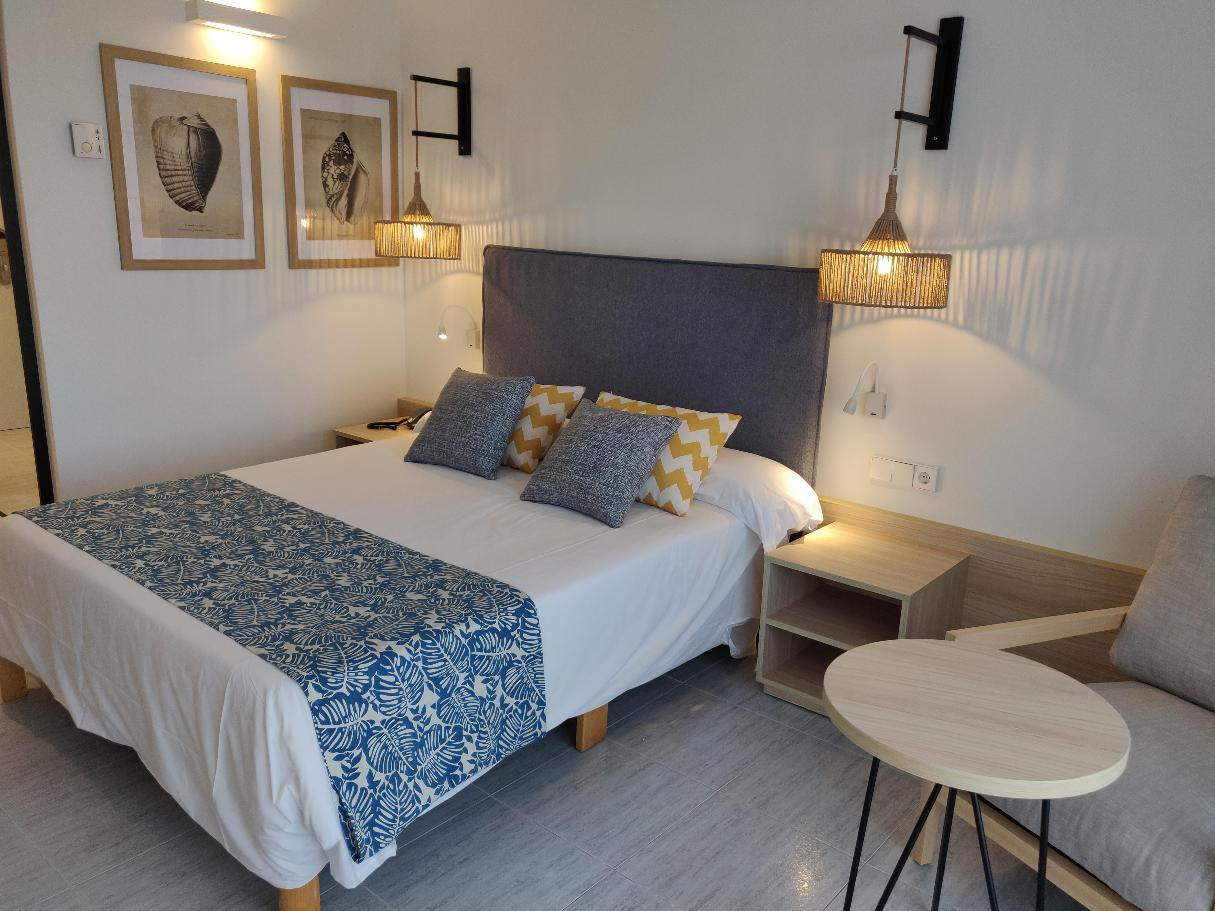 Cabogata Beach Hotel ريتامار المظهر الخارجي الصورة A bedroom in a hotel