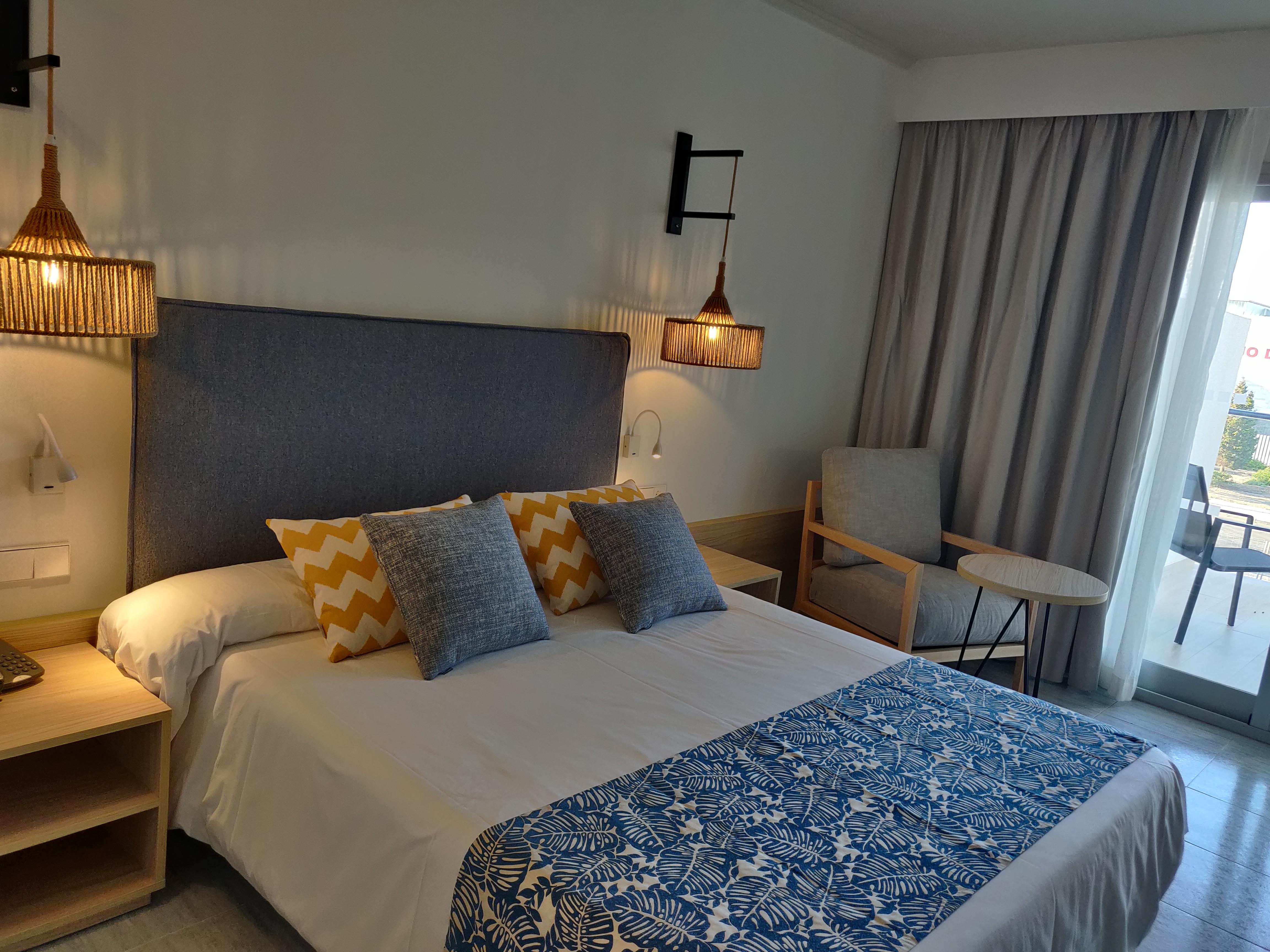 Cabogata Beach Hotel ريتامار المظهر الخارجي الصورة A bedroom in a hotel