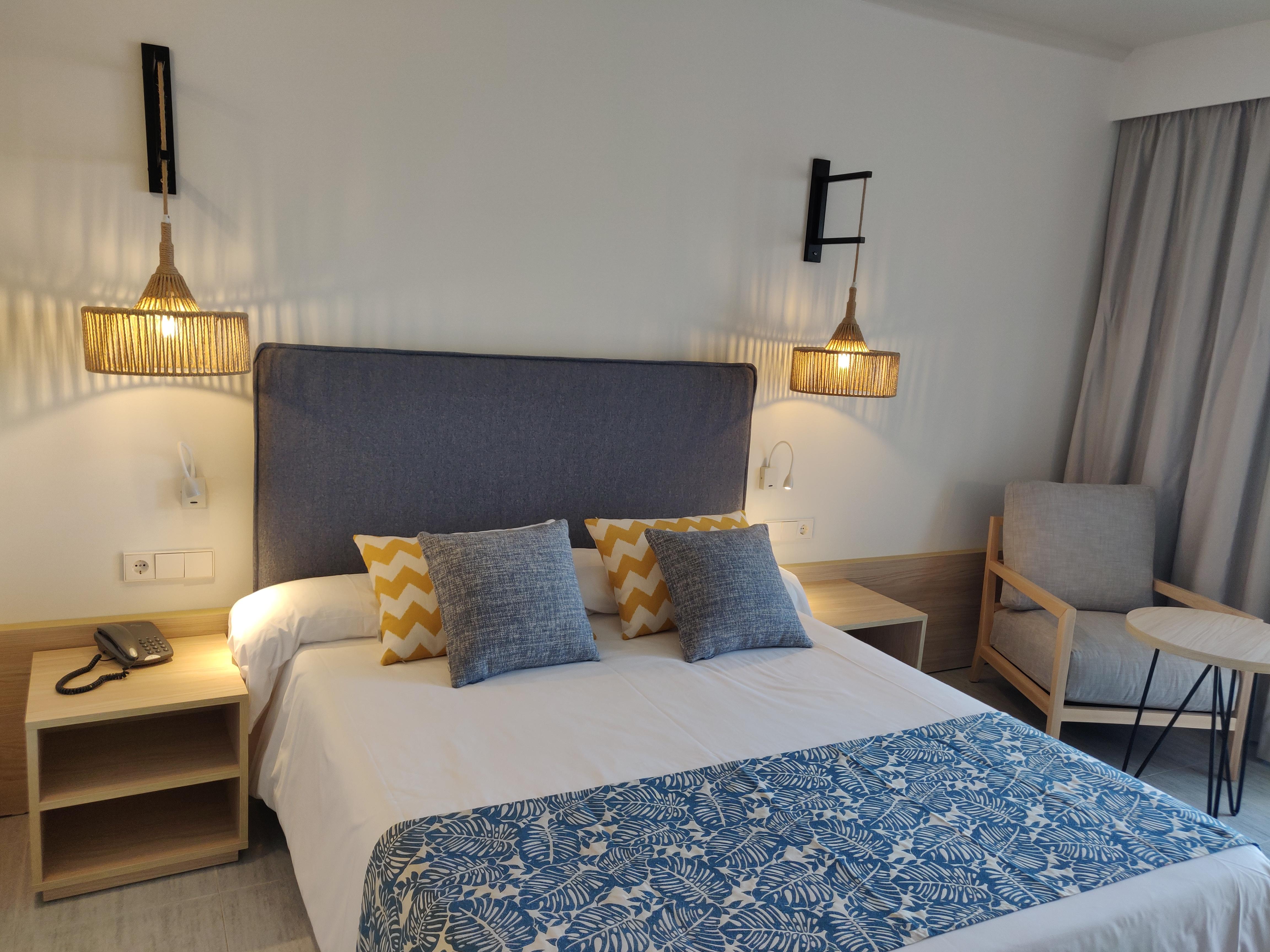 Cabogata Beach Hotel ريتامار المظهر الخارجي الصورة A bedroom in a hotel