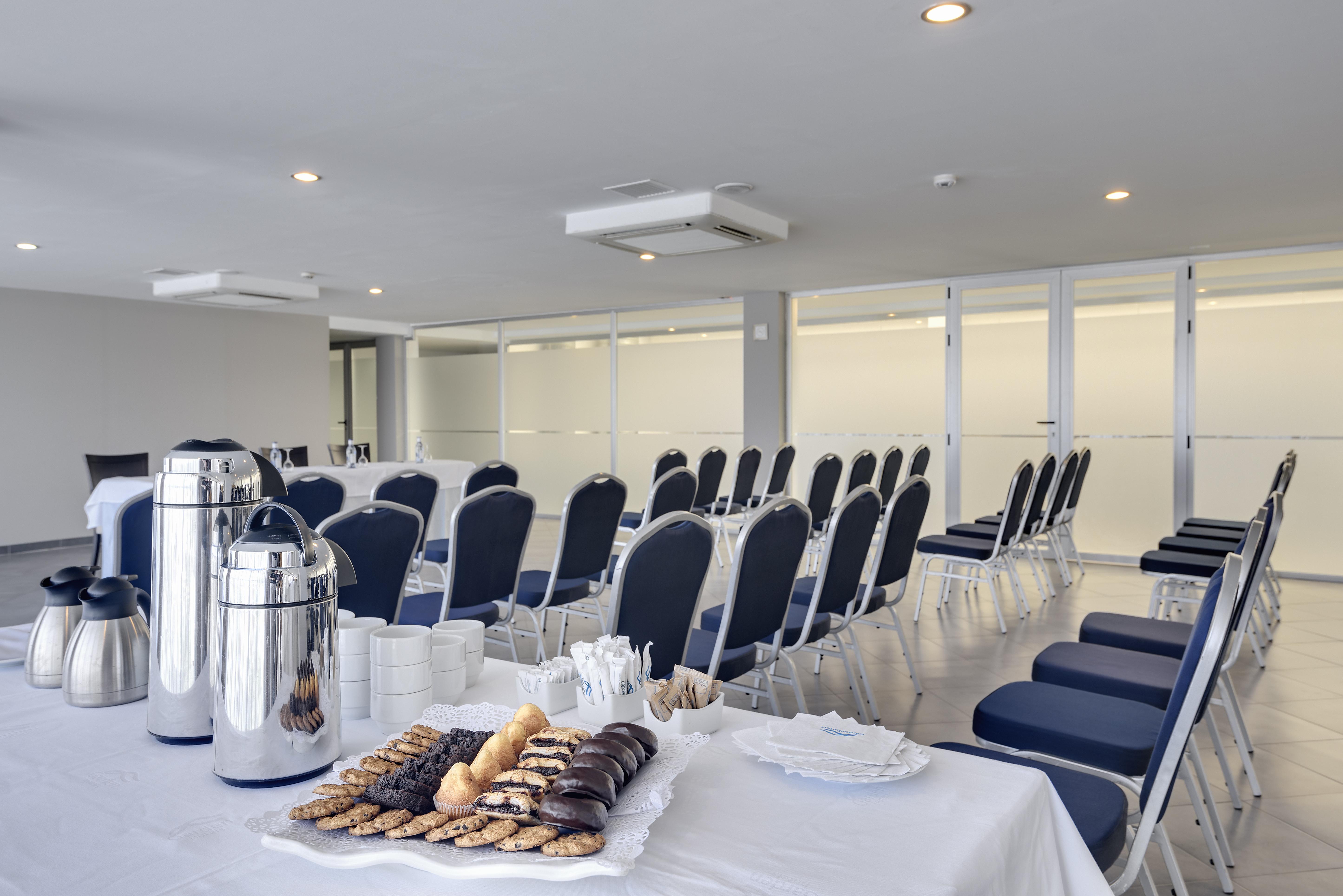 Cabogata Beach Hotel ريتامار المظهر الخارجي الصورة The Business Lounge at London Heathrow Airport