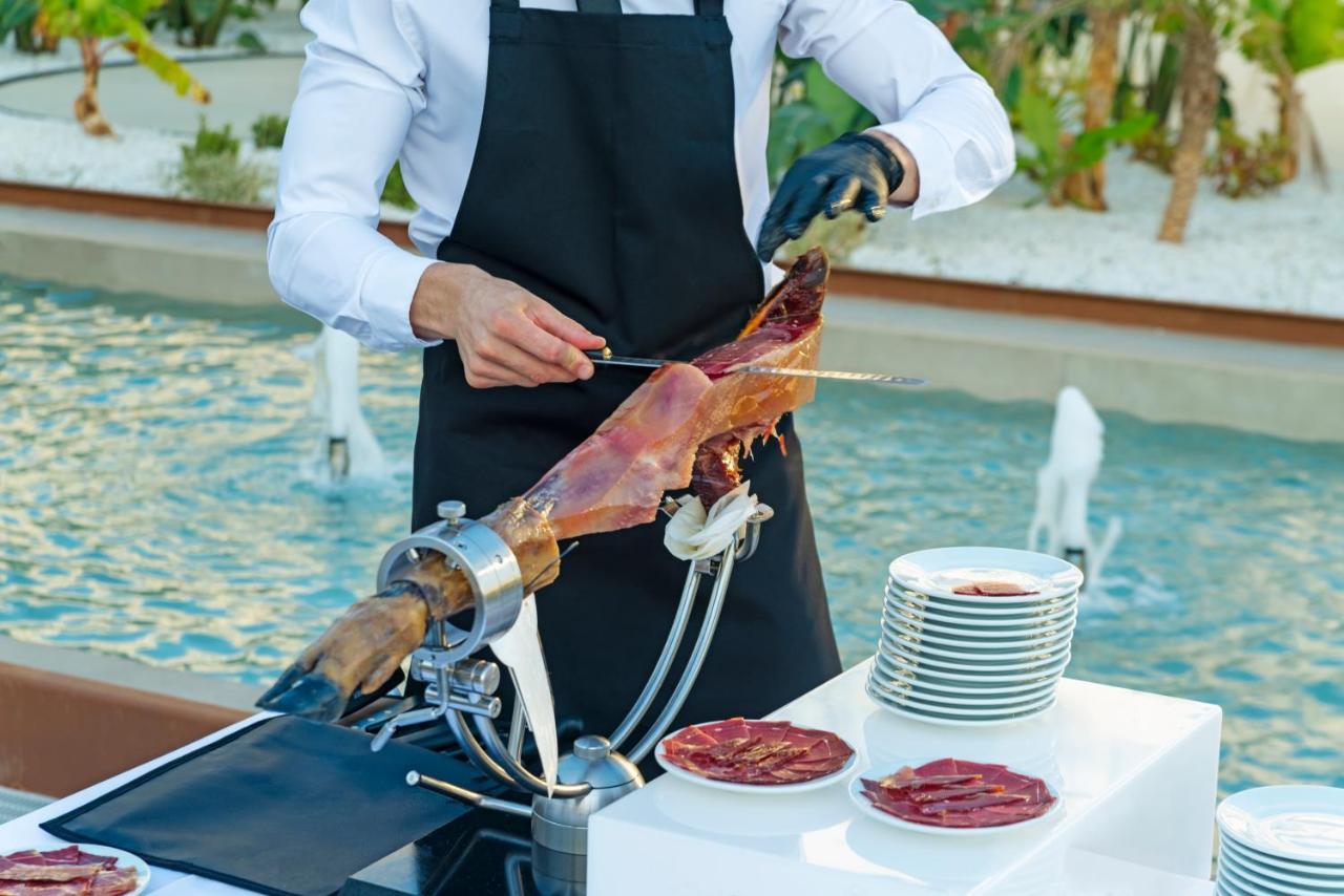 Cabogata Beach Hotel ريتامار المظهر الخارجي الصورة Jamón being sliced